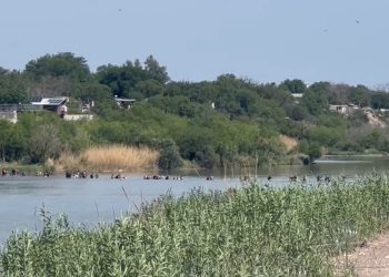 Group of 150 Illegal Aliens Swim Across Rio Grande Into Eagle Pass, Texas (VIDEO)