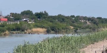Group of 150 Illegal Aliens Swim Across Rio Grande Into Eagle Pass, Texas (VIDEO)