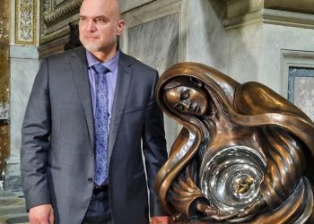 Amazing Sculpture Shows the Beaty of Mother and Unborn Child