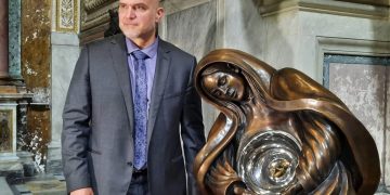 Amazing Sculpture Shows the Beaty of Mother and Unborn Child