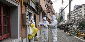 COVID-19 lockdowns in Shanghai continue as stores are forced to close and residents in the city's financial district are ordered to stay home
