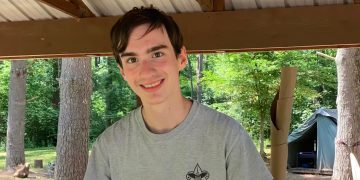 16-Year-Old Dies Suddenly After Suffering Cardiac Arrest While Playing Frisbee with Family Members