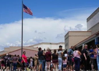 Arizona parents tased by police after rushing into school following reports of gunman