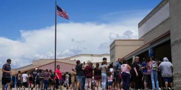 Arizona parents tased by police after rushing into school following reports of gunman