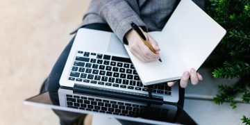Revisiting the Journalism-Commentary Distinction