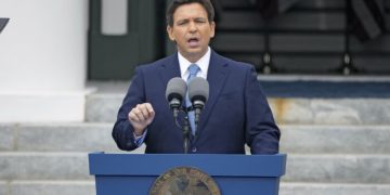 DeSantis Admin Revoking Liquor License From Orlando Venue for Allowing Children at ‘Drag Queen Christmas’