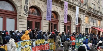 Woke Paris theater faces bankruptcy after allowing migrants to occupy their establishment for weeks