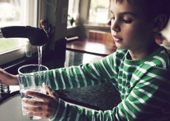 kid-fluoride-water