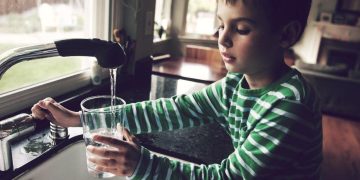 kid-fluoride-water