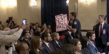 kristi-noem-protest