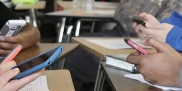 AI and Screens Fueling a Generation of Depressed, Isolated and Gender-Confused Youth, Experts Warn